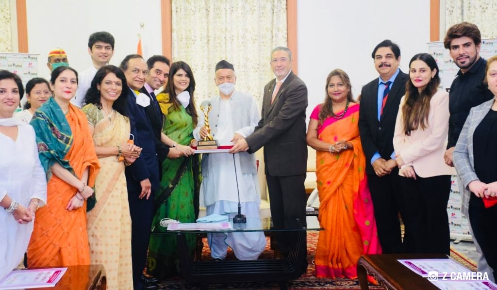 Honorable Governor of Maharashtra Shri Bhagat Singh Koshiyari Unveils the 10th MedscapeIndia National Award Trophy & Save the Girl Child Plegde spearheaded Dr. Sunita Dube