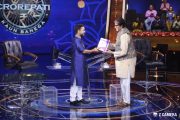 KBC contestant Sumit Kaushik, an IAS aspirant from Delhi, receives BYJU’S IAS Digital Program